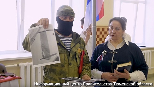 Боец батальона "Ермак" передал в тюменскую школу экспонаты времен Великой Отечественной войны, найденные в зоне СВО