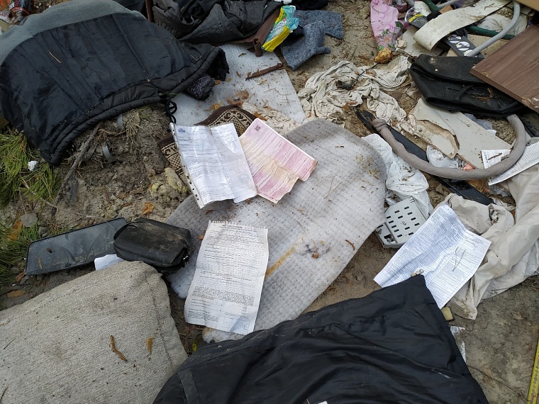 В лесу у Винзилей обнаружили свежую свалку, в которой нашли документы с личными данными