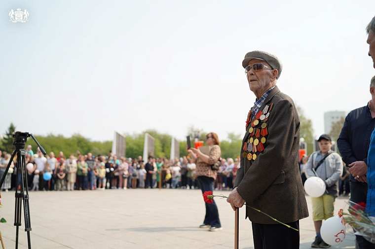 В День Победы к мемориалам возложили цветы и гирлянды