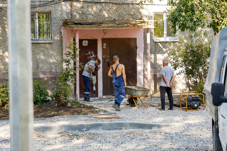 На улице Широтной в Тюмени благоустройство дворов идет с опережением графика