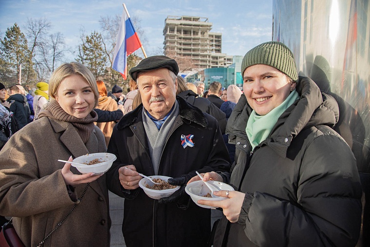 Крым – наш. В Тюмени прошел форум-концерт, посвященный 10-летию воссоединения. Фоторепортаж