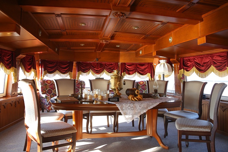 Повод остаться на ночь: в Тобольске открыли речные прогулки на теплоходе