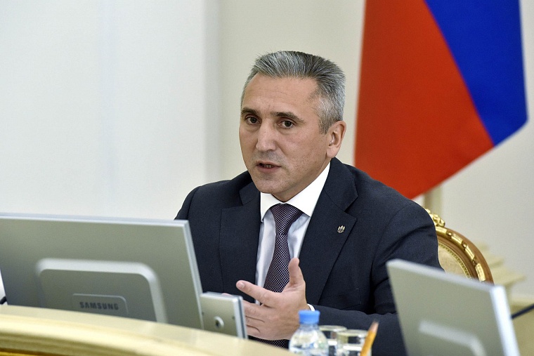 Александр Моор вручил студентам и аспирантам именные удостоверения стипендиатов губернатора