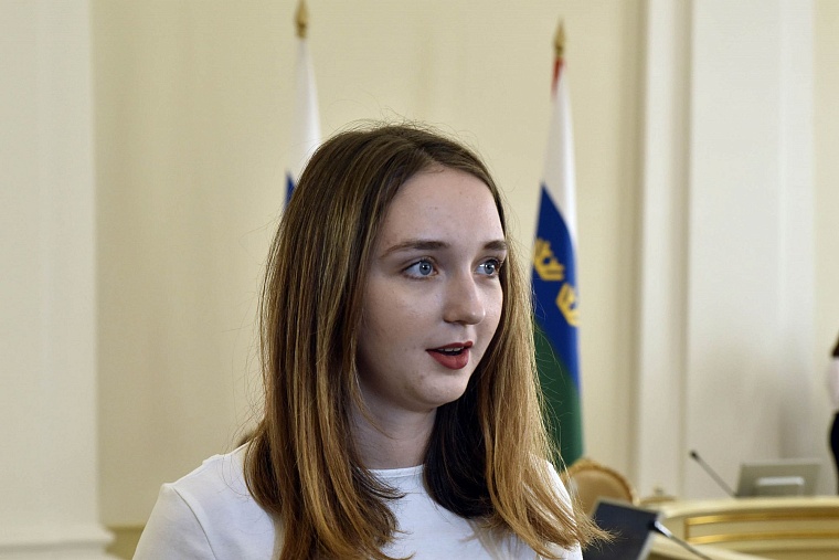 Александр Моор вручил студентам и аспирантам именные удостоверения стипендиатов губернатора