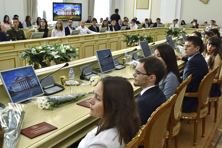 Александр Моор вручил студентам и аспирантам именные удостоверения стипендиатов губернатора