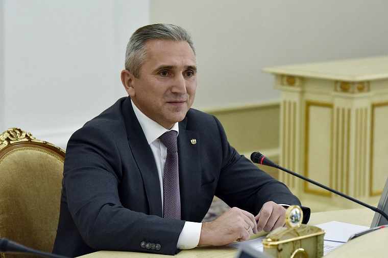 Александр Моор вручил студентам и аспирантам именные удостоверения стипендиатов губернатора