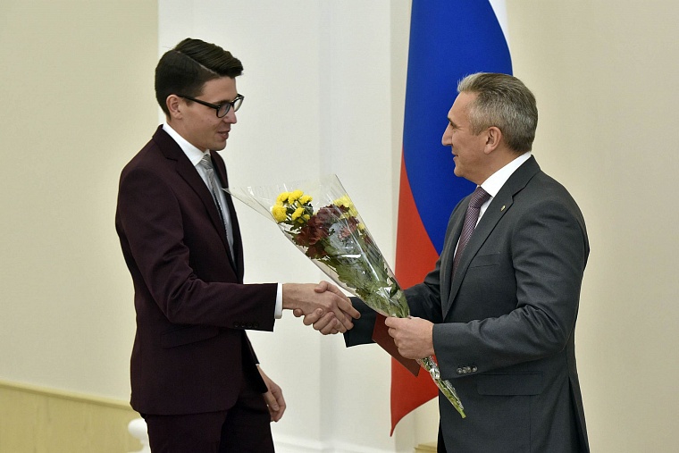 Александр Моор вручил студентам и аспирантам именные удостоверения стипендиатов губернатора