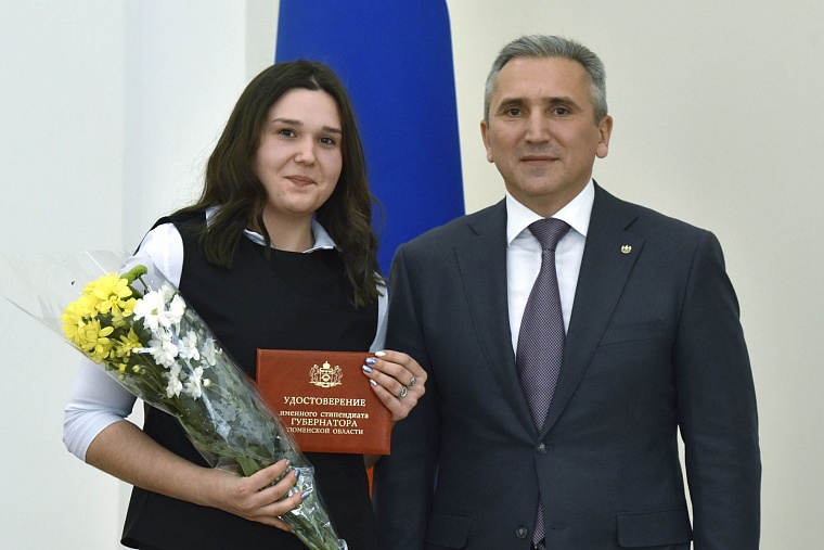 Александр Моор вручил студентам и аспирантам именные удостоверения стипендиатов губернатора