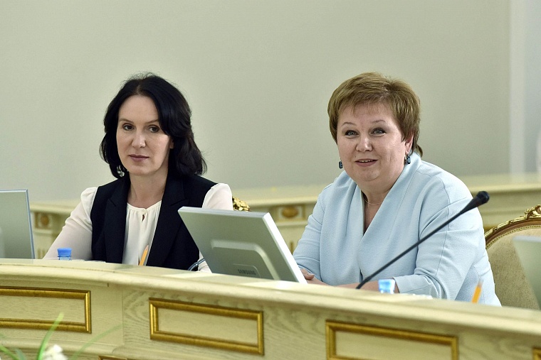 Александр Моор вручил студентам и аспирантам именные удостоверения стипендиатов губернатора