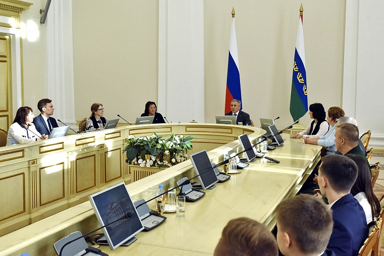 Александр Моор вручил студентам и аспирантам именные удостоверения стипендиатов губернатора