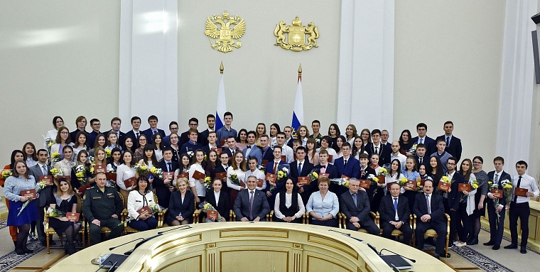 Александр Моор вручил студентам и аспирантам именные удостоверения стипендиатов губернатора