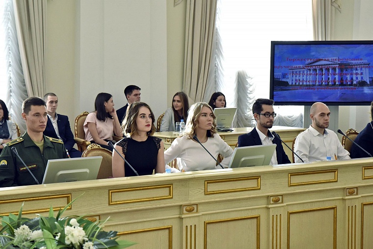 Александр Моор вручил студентам и аспирантам именные удостоверения стипендиатов губернатора