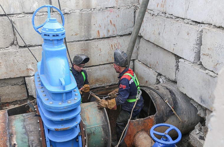 В центре Тюмени выводят из эксплуатации старый чугунный водовод