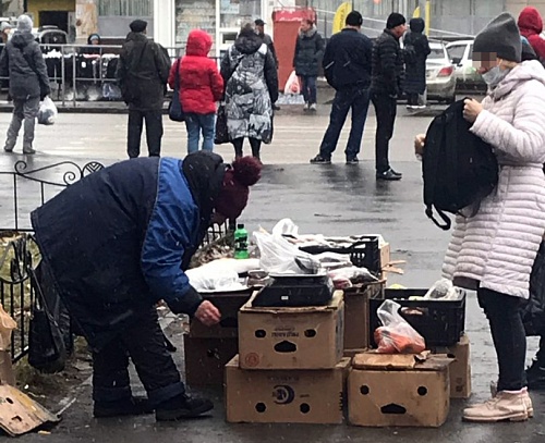 За неделю с уличных прилавков Тюмени изъято треть тонны овощей и фруктов