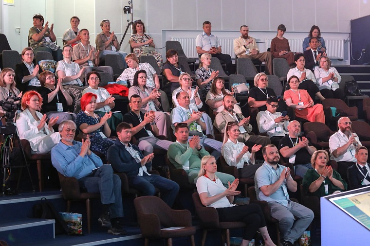 На конференции в Тюмени участники делятся опытом работы с людьми, оставшимися без крова