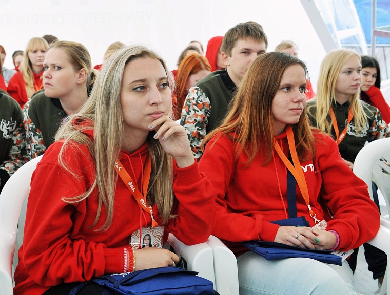 Якушев, Холманских и Поспелов пообщались с участниками форума «Утро-2015»