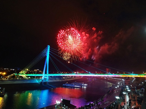 Десятки тысяч тюменцев встречали залпы праздничного салюта возгласами восхищения