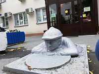 Памятник сантехнику осел у департамента городского хозяйства