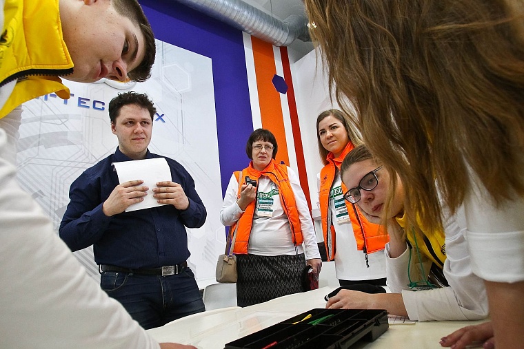 Талантливых школьников со всей России в Тюмени умоют нефтью