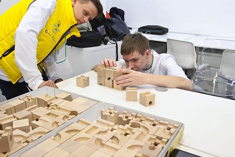 Талантливых школьников со всей России в Тюмени умоют нефтью