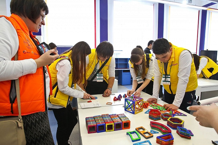 Талантливых школьников со всей России в Тюмени умоют нефтью