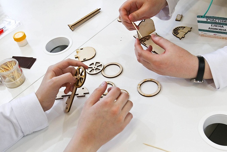 Талантливых школьников со всей России в Тюмени умоют нефтью