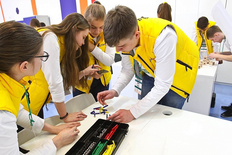 Талантливых школьников со всей России в Тюмени умоют нефтью