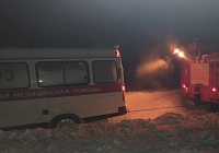 Тюменские пожарные вытащили увязшую в снегу машину скорой помощи на дачной дороге
