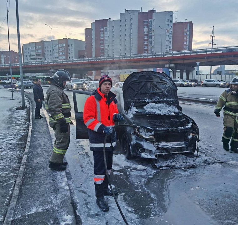 В Тюмени сотрудники водоканала сошли с маршрута, чтобы потушить горящий автомобиль