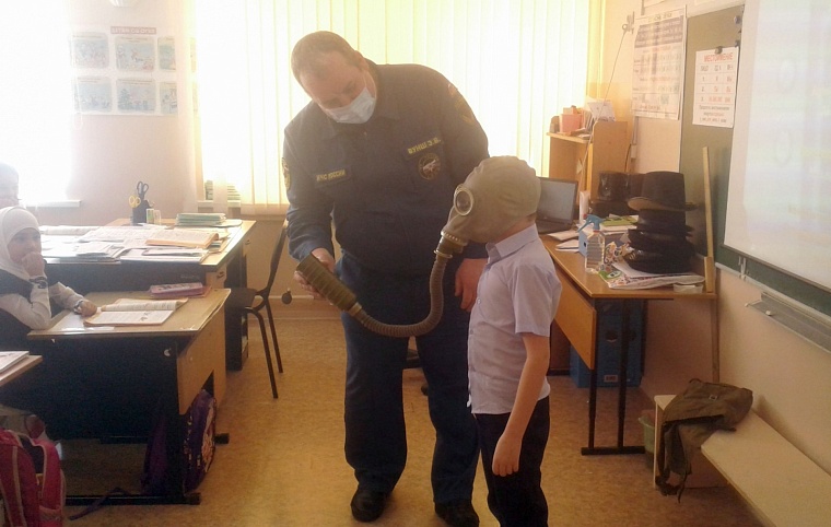 Пожарные провели уроки безопасности в тюменских школах