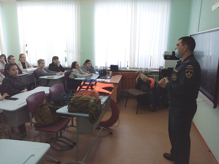 Пожарные провели уроки безопасности в тюменских школах