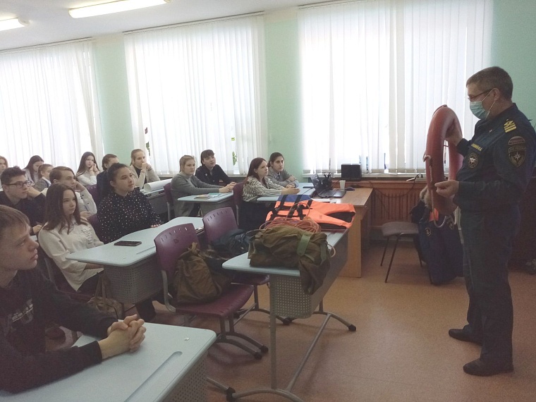 Пожарные провели уроки безопасности в тюменских школах