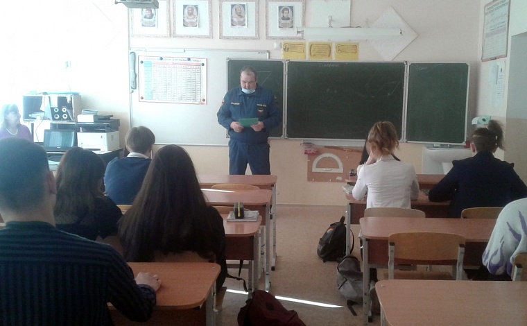 Пожарные провели уроки безопасности в тюменских школах