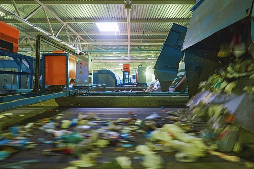 Тюменка по ошибке выбросила в мусор дубленку и пуховик