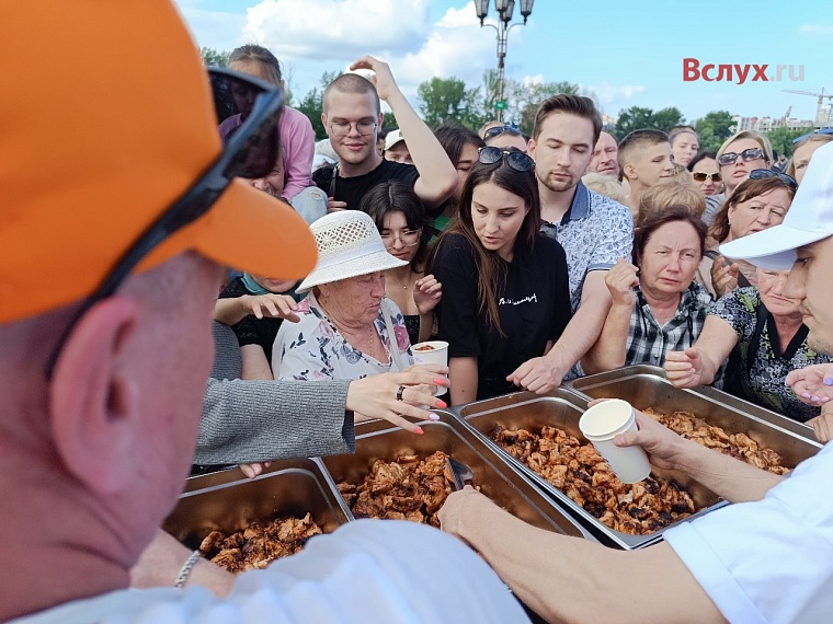 На тюменской набережной пожарили 438-метровый шашлык