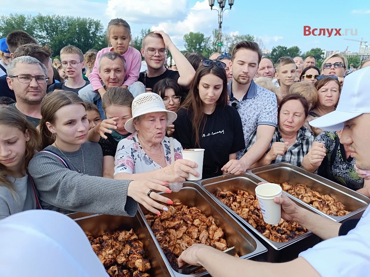 На тюменской набережной пожарили 438-метровый шашлык