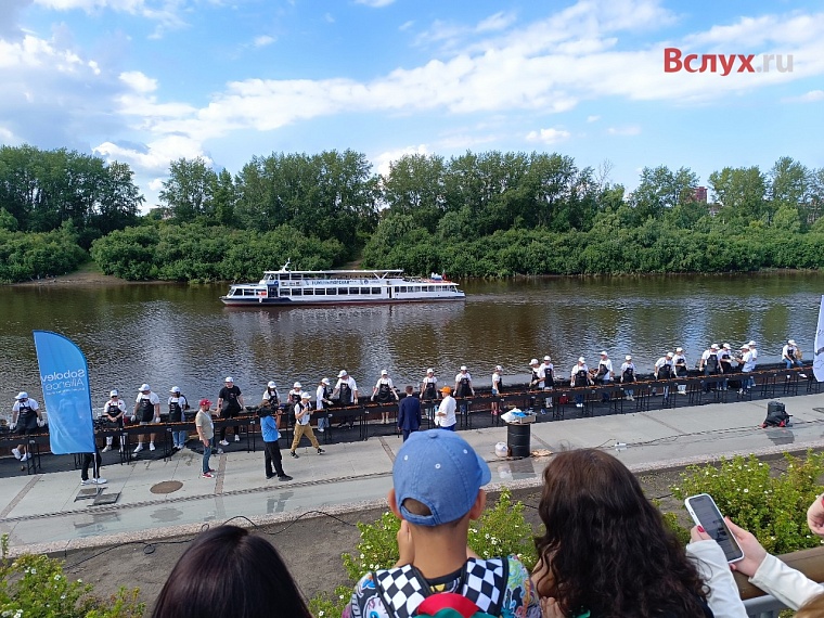 На тюменской набережной пожарили 438-метровый шашлык