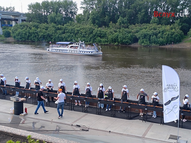 На тюменской набережной пожарили 438-метровый шашлык