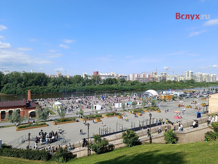 На тюменской набережной пожарили 438-метровый шашлык