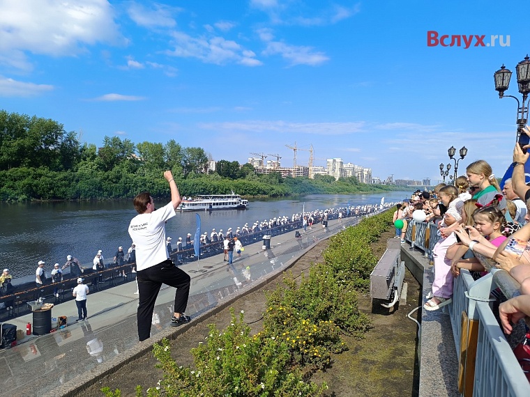 На тюменской набережной пожарили 438-метровый шашлык