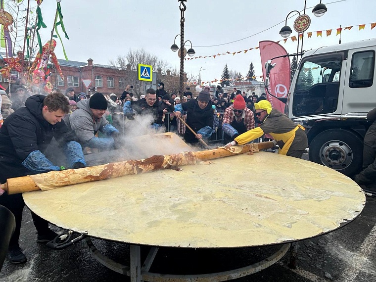Рецепты с изюминкой: в Ялуторовске пекари сошлись в битве гигантских блинов