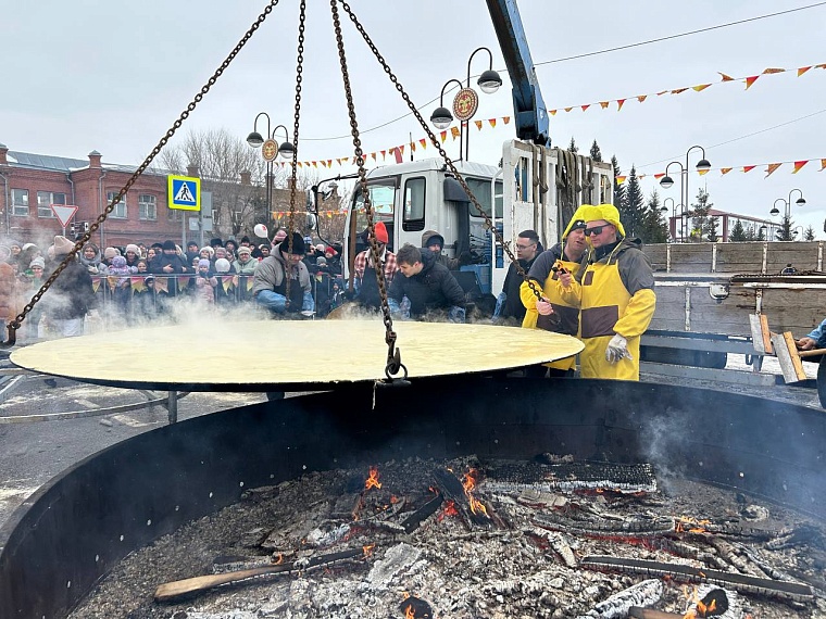 Рецепты с изюминкой: в Ялуторовске пекари сошлись в битве гигантских блинов