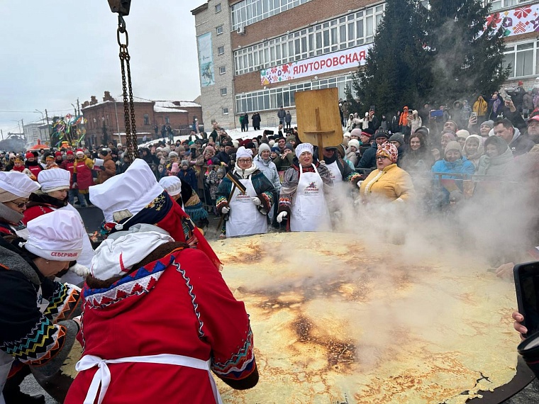 Рецепты с изюминкой: в Ялуторовске пекари сошлись в битве гигантских блинов