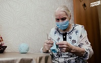 Тюменские бабушки связали варежки для врачей из "красной зоны"