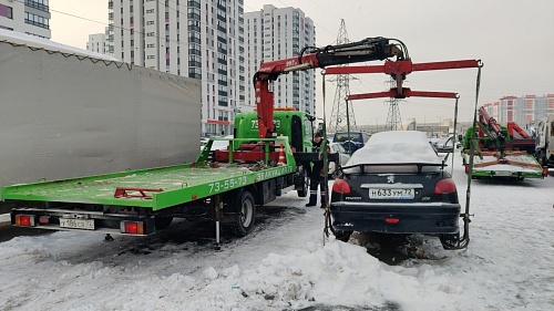 В последний путь: как в Тюмени эвакуируют брошенные автомобили