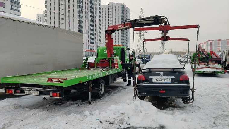 В последний путь: как в Тюмени эвакуируют брошенные автомобили