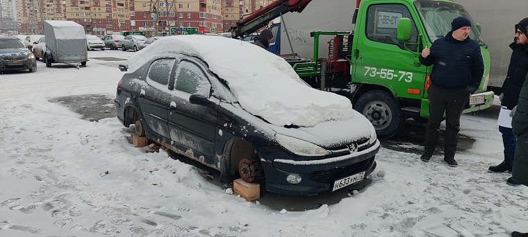 В последний путь: как в Тюмени эвакуируют брошенные автомобили