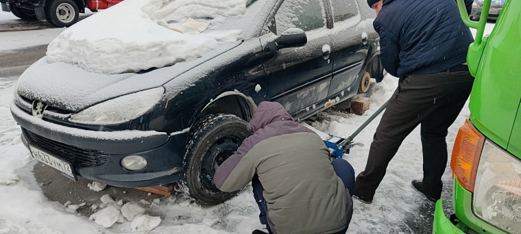 В последний путь: как в Тюмени эвакуируют брошенные автомобили