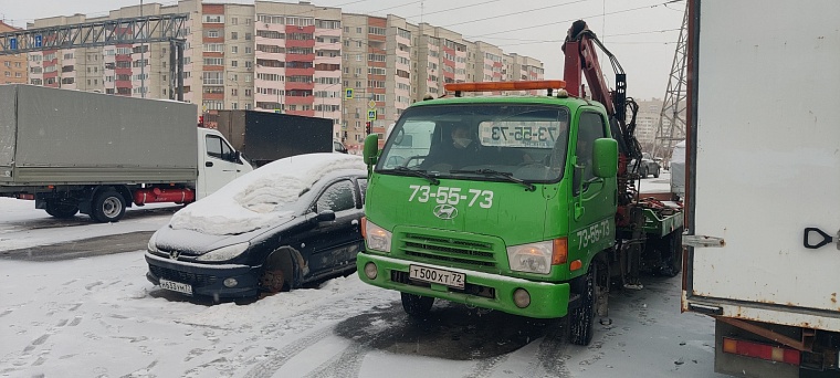 В последний путь: как в Тюмени эвакуируют брошенные автомобили