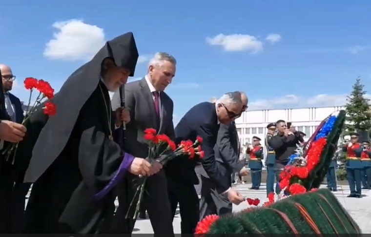 К памятнику маршалу Баграмяну в новом парке Российско-Армянской дружбы возложили цветы